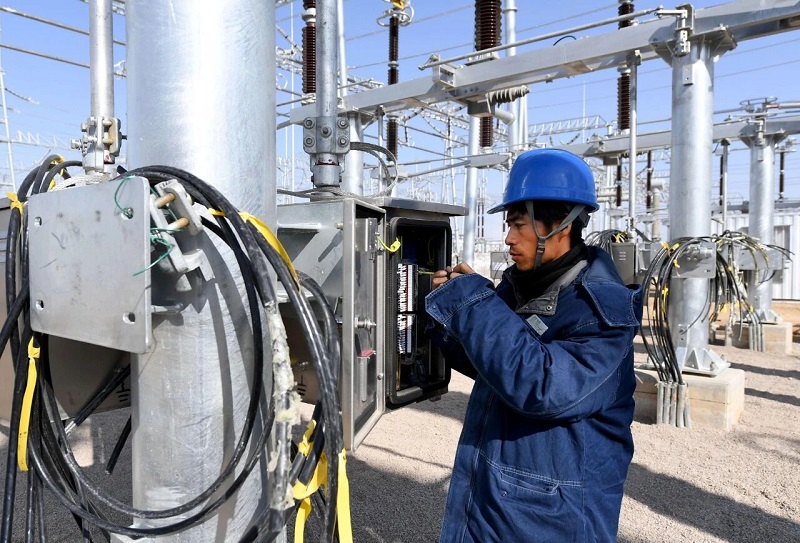 Wyłącznik SF₆: Kluczowy element sieci elektroenergetycznych wysokiego napięcia, zapewniający doskonałą wydajność dzięki wysokiej elektroujemności i zdolności gaszenia łuku 100 razy większej niż w przypadku powietrza.